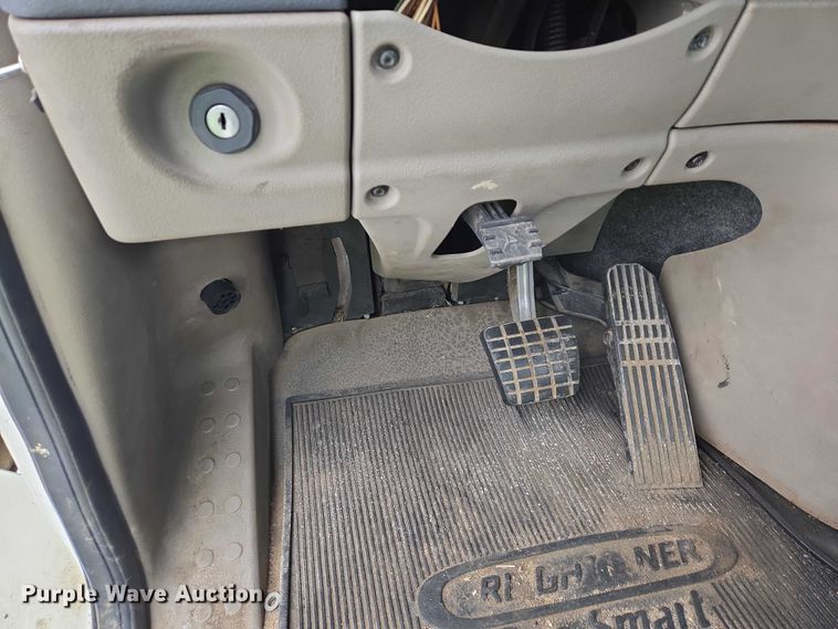 image for item EB1281 2015 Freightliner Cascadia semi truck