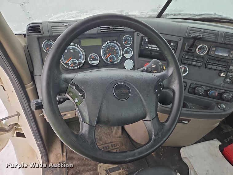 image for item EB1281 2015 Freightliner Cascadia semi truck