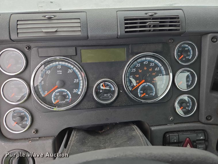 image for item EB1281 2015 Freightliner Cascadia semi truck