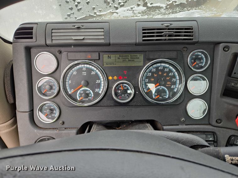 image for item EB1281 2015 Freightliner Cascadia semi truck