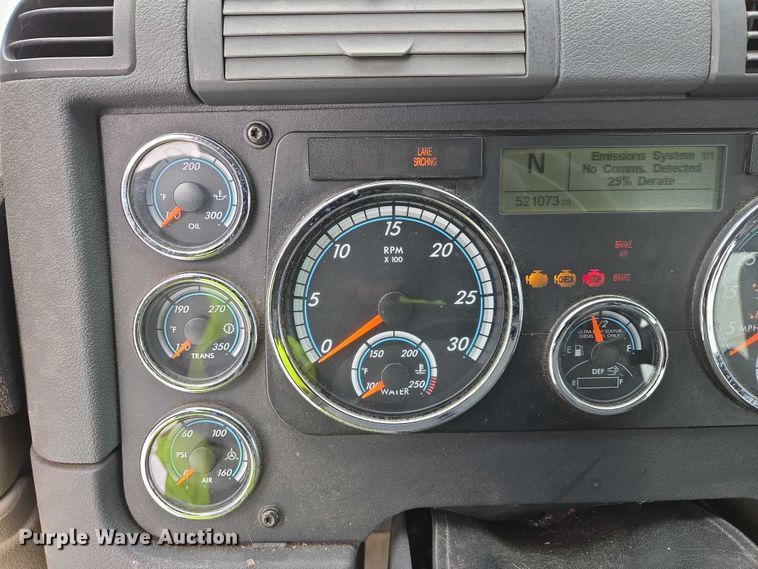 image for item EB1281 2015 Freightliner Cascadia semi truck