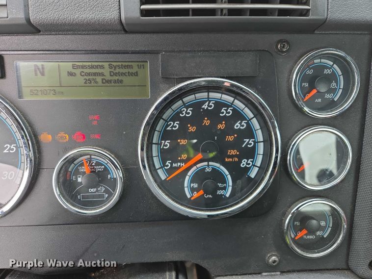 image for item EB1281 2015 Freightliner Cascadia semi truck