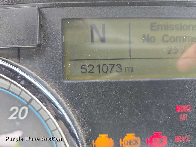 image for item EB1281 2015 Freightliner Cascadia semi truck