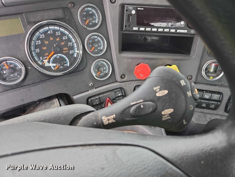 image for item EB1281 2015 Freightliner Cascadia semi truck