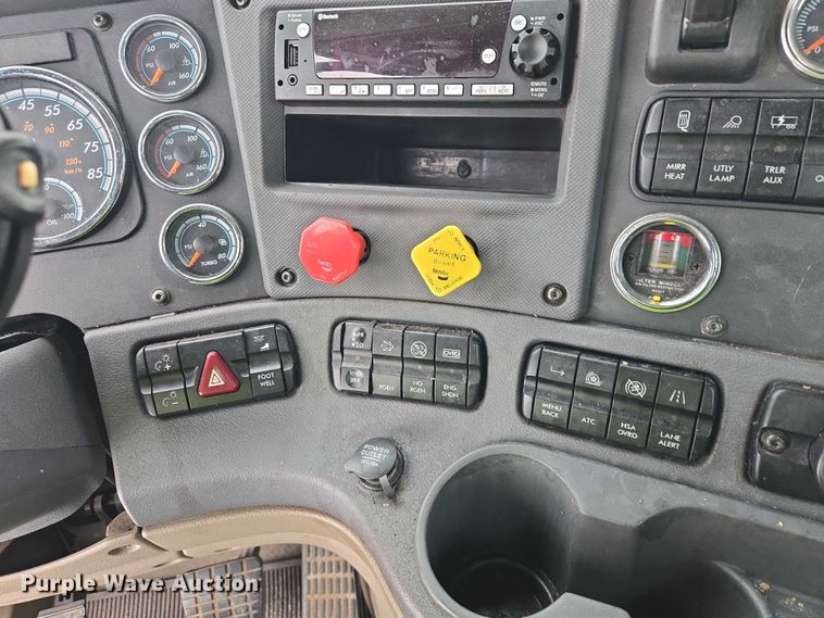 image for item EB1281 2015 Freightliner Cascadia semi truck