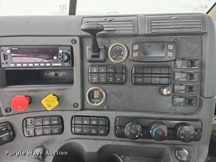 image for item EB1281 2015 Freightliner Cascadia semi truck