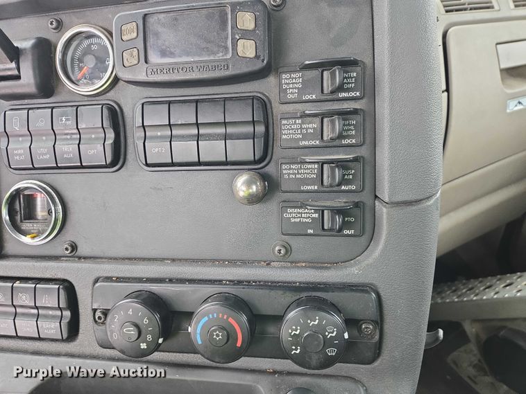 image for item EB1281 2015 Freightliner Cascadia semi truck