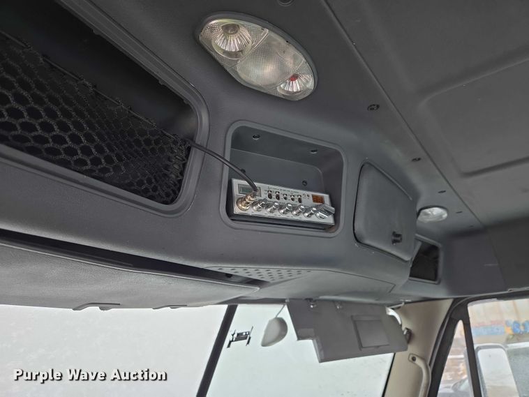 image for item EB1281 2015 Freightliner Cascadia semi truck