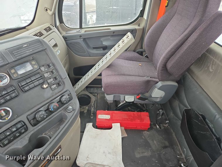 image for item EB1281 2015 Freightliner Cascadia semi truck