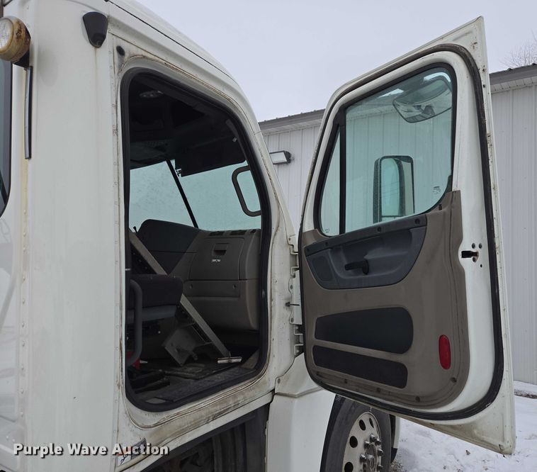 image for item EB1281 2015 Freightliner Cascadia semi truck