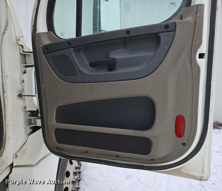 image for item EB1281 2015 Freightliner Cascadia semi truck