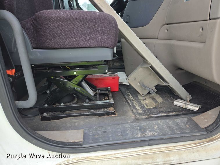 image for item EB1281 2015 Freightliner Cascadia semi truck