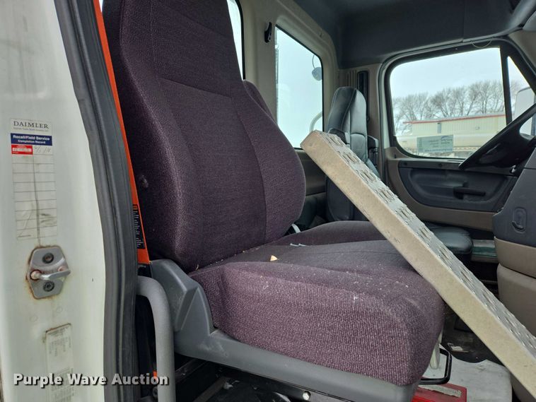 image for item EB1281 2015 Freightliner Cascadia semi truck