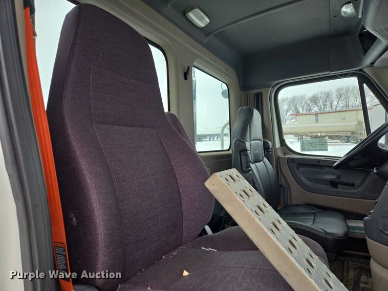 image for item EB1281 2015 Freightliner Cascadia semi truck