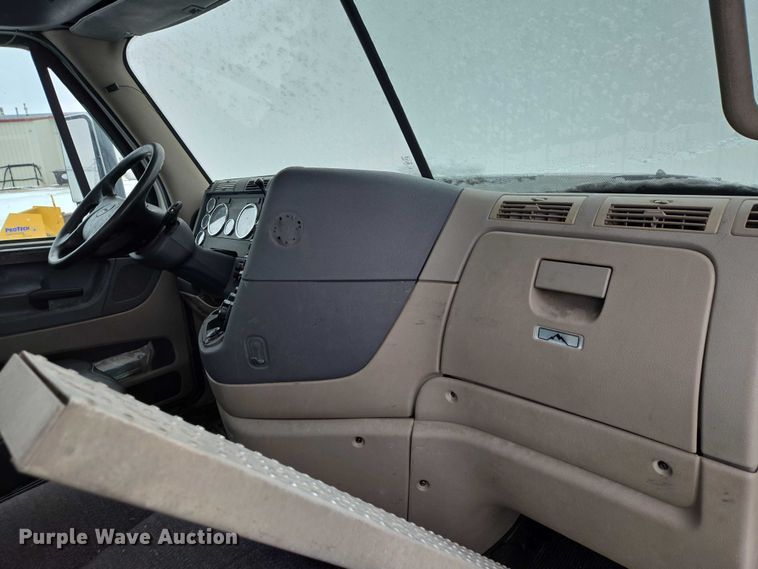 image for item EB1281 2015 Freightliner Cascadia semi truck