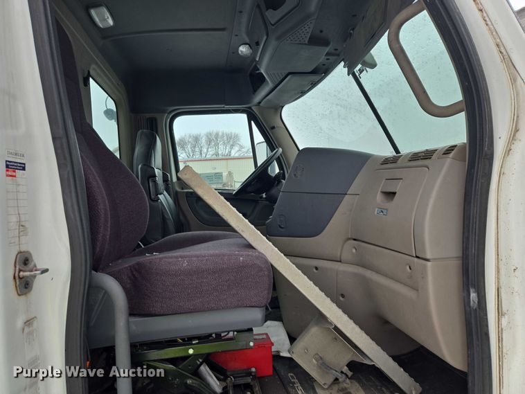 image for item EB1281 2015 Freightliner Cascadia semi truck