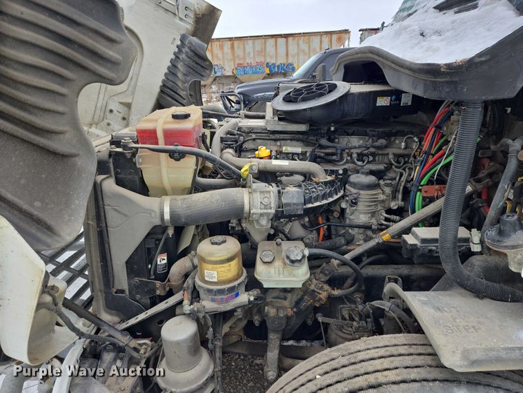 image for item EB1281 2015 Freightliner Cascadia semi truck