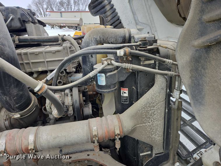 image for item EB1281 2015 Freightliner Cascadia semi truck