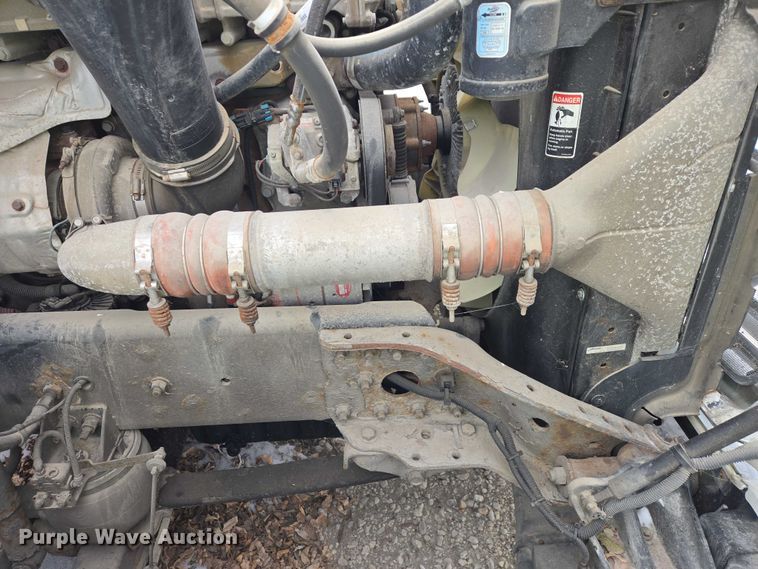 image for item EB1281 2015 Freightliner Cascadia semi truck