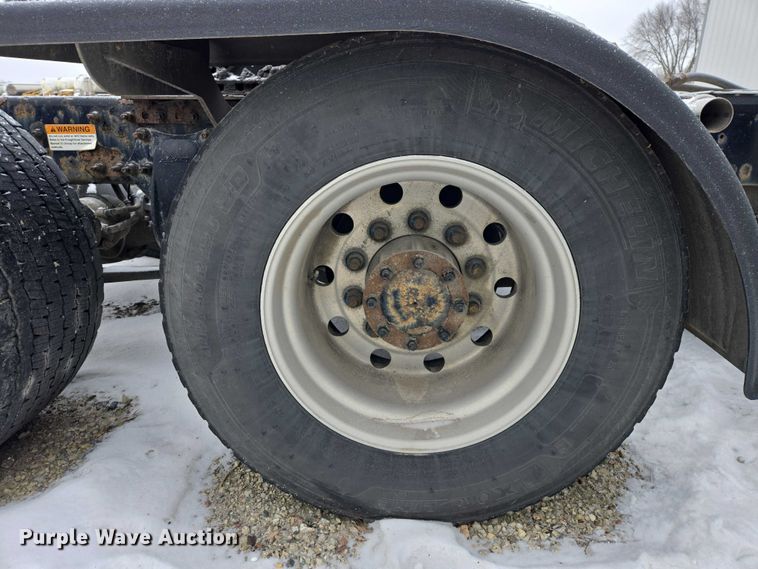 image for item EB1281 2015 Freightliner Cascadia semi truck