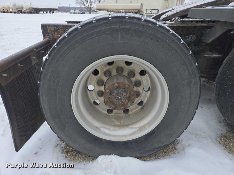 image for item EB1281 2015 Freightliner Cascadia semi truck