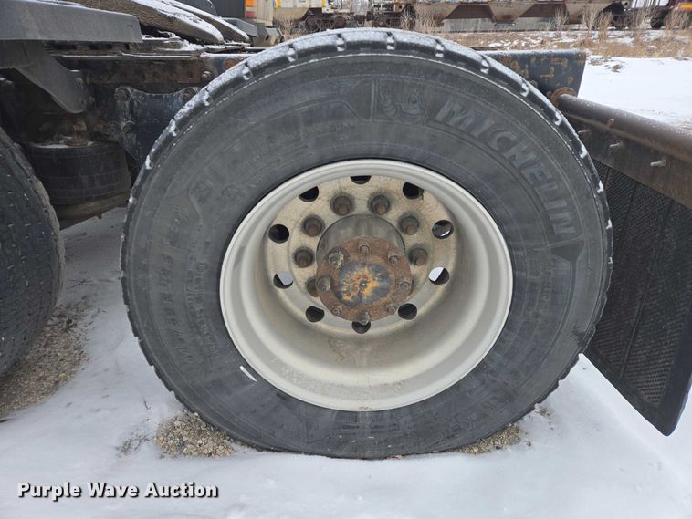 image for item EB1281 2015 Freightliner Cascadia semi truck