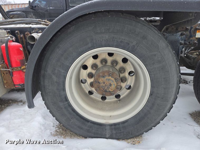 image for item EB1281 2015 Freightliner Cascadia semi truck