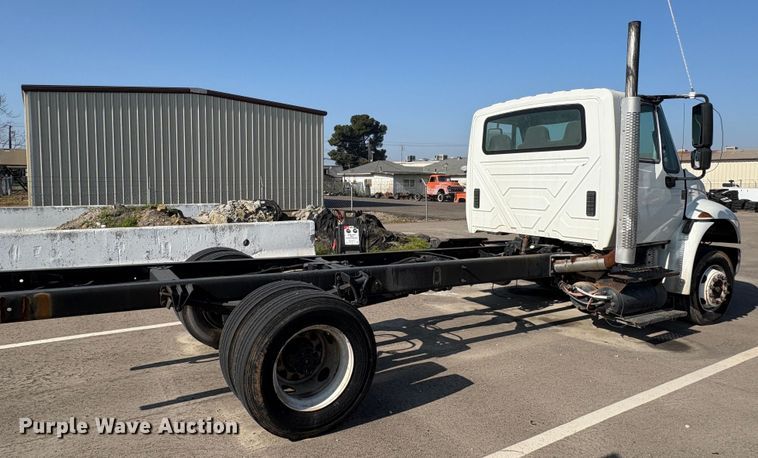 image for item EC8211 2015 International 4300 truck cab and chassis