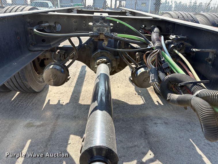 image for item EC8211 2015 International 4300 truck cab and chassis