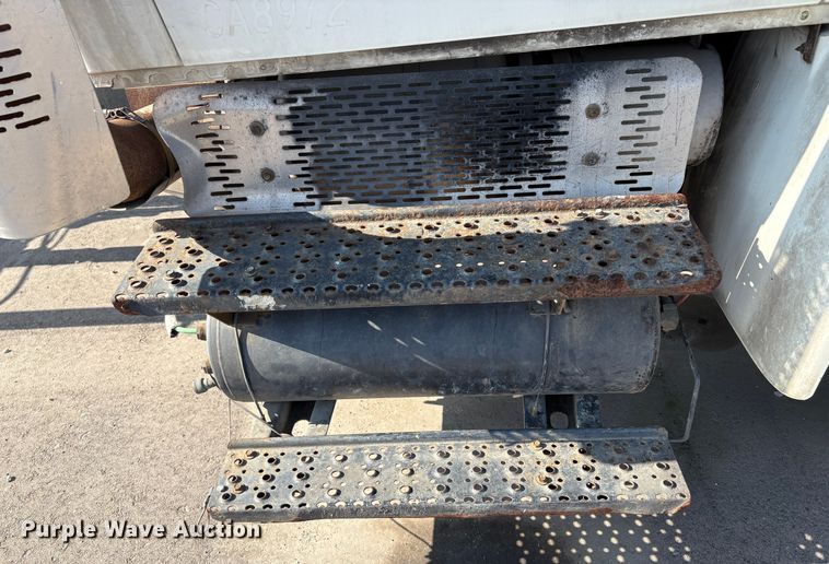 image for item EC8211 2015 International 4300 truck cab and chassis