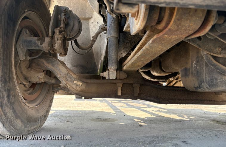 image for item EC8211 2015 International 4300 truck cab and chassis