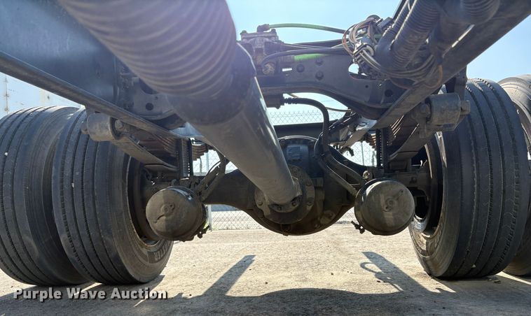 image for item EC8211 2015 International 4300 truck cab and chassis