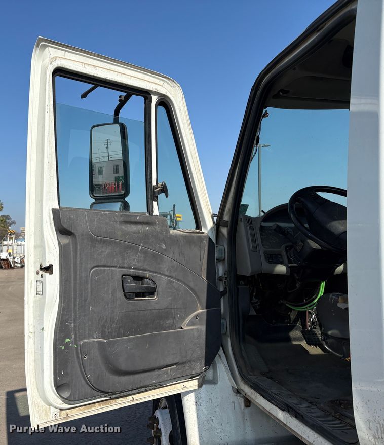 image for item EC8211 2015 International 4300 truck cab and chassis