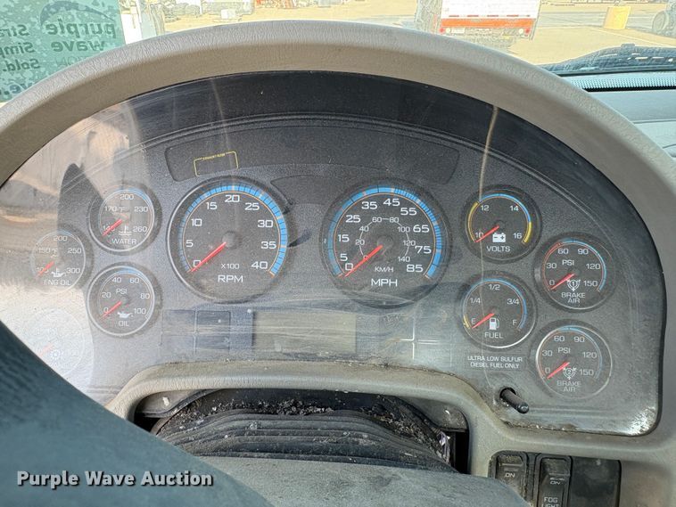 image for item EC8211 2015 International 4300 truck cab and chassis