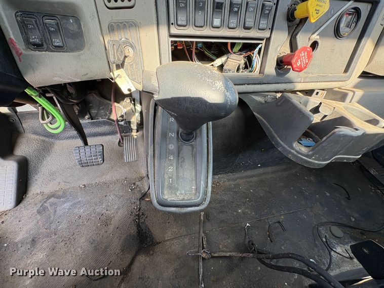 image for item EC8211 2015 International 4300 truck cab and chassis