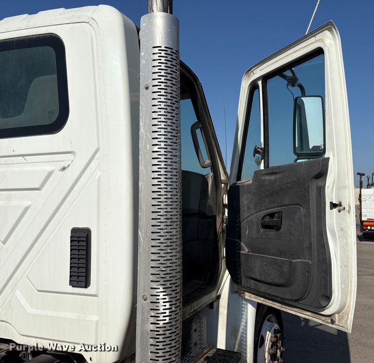 image for item EC8211 2015 International 4300 truck cab and chassis