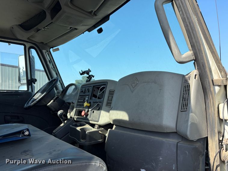 image for item EC8211 2015 International 4300 truck cab and chassis