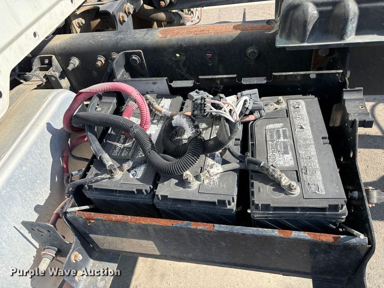 image for item EC8211 2015 International 4300 truck cab and chassis