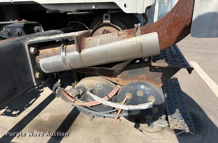 image for item EC8211 2015 International 4300 truck cab and chassis