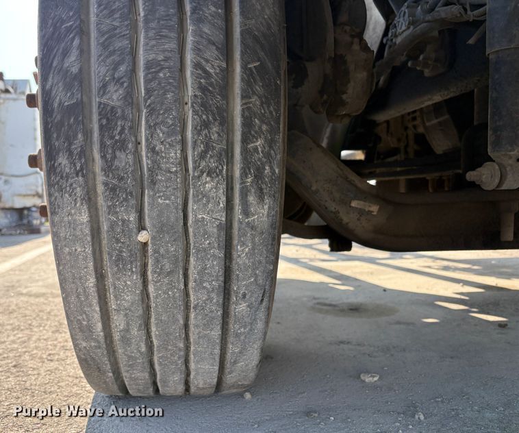 image for item EC8211 2015 International 4300 truck cab and chassis