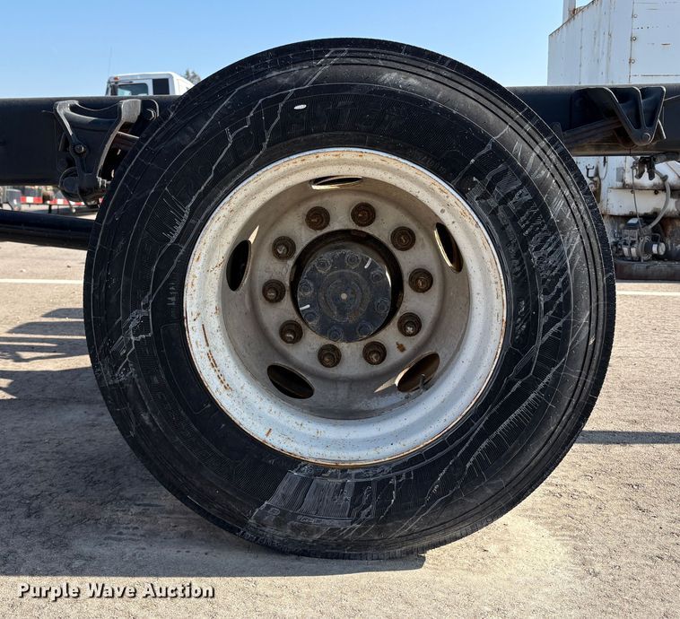 image for item EC8211 2015 International 4300 truck cab and chassis