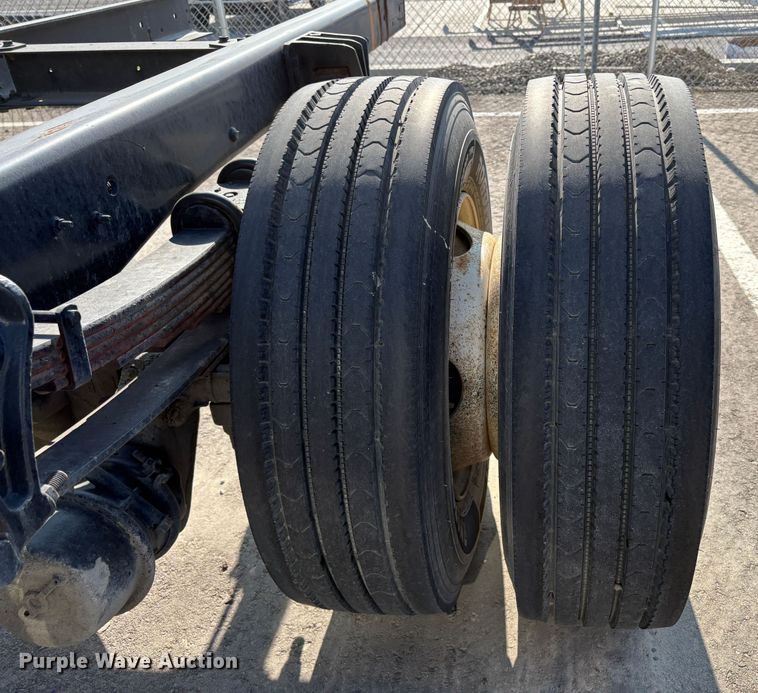 image for item EC8211 2015 International 4300 truck cab and chassis