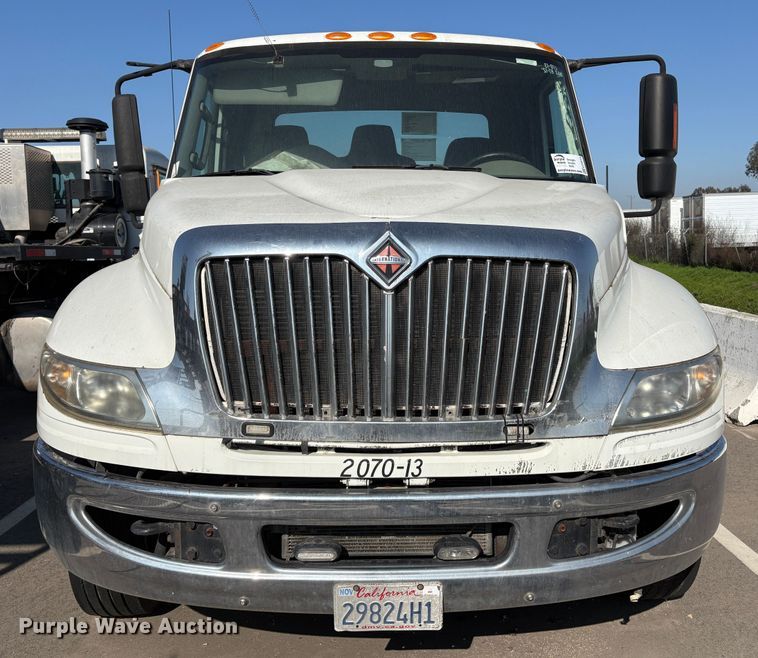 image for item EC8215 2013 International 4300 truck cab and chassis