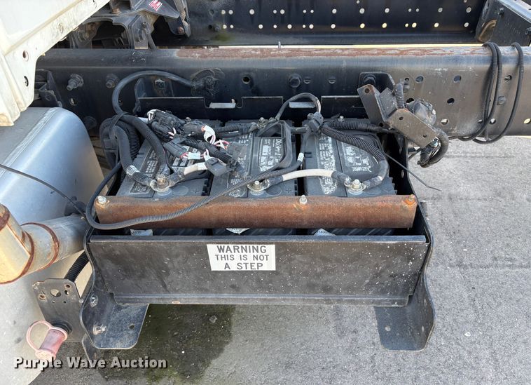 image for item EC8215 2013 International 4300 truck cab and chassis