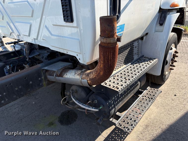 image for item EC8215 2013 International 4300 truck cab and chassis