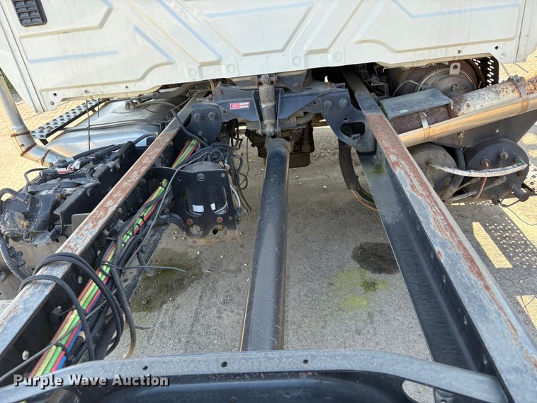 image for item EC8215 2013 International 4300 truck cab and chassis