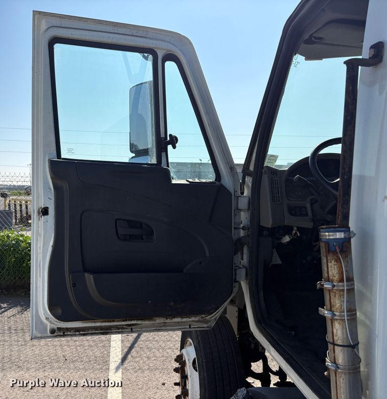 image for item EC8215 2013 International 4300 truck cab and chassis