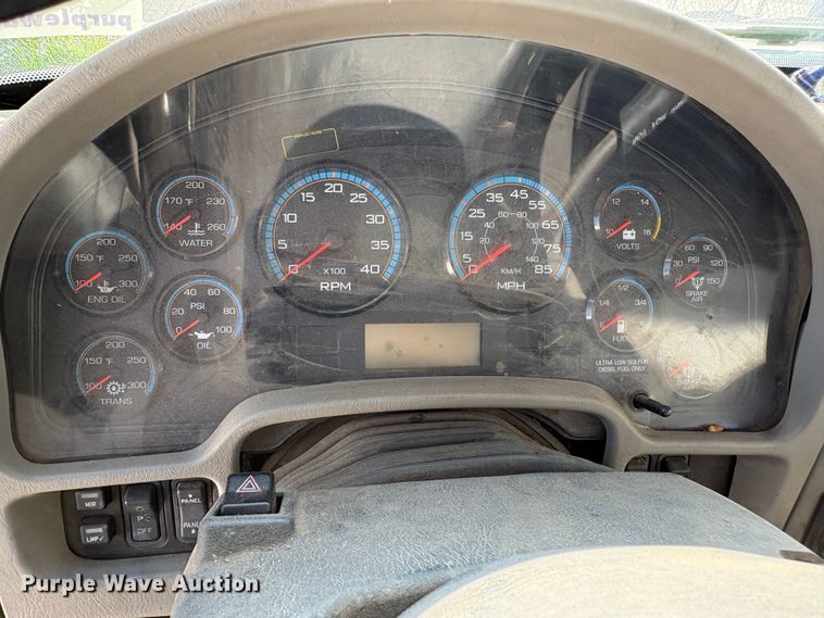 image for item EC8215 2013 International 4300 truck cab and chassis