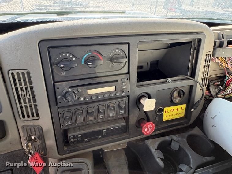 image for item EC8215 2013 International 4300 truck cab and chassis