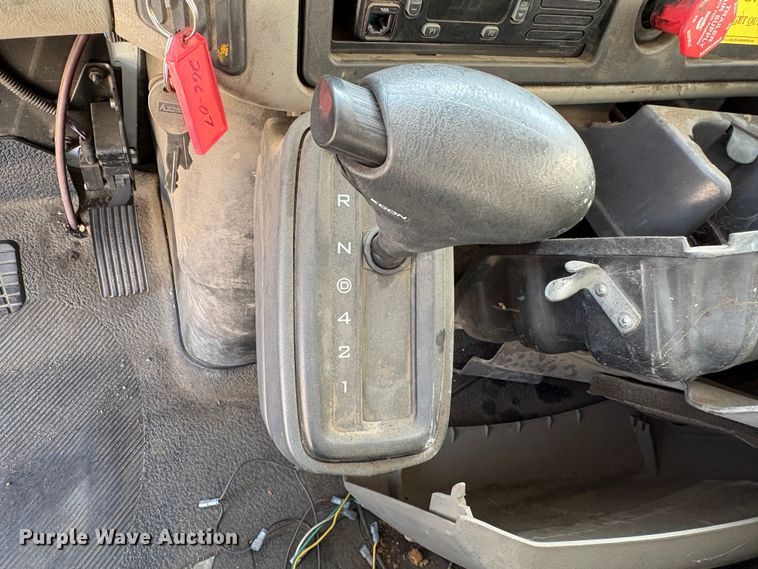 image for item EC8215 2013 International 4300 truck cab and chassis